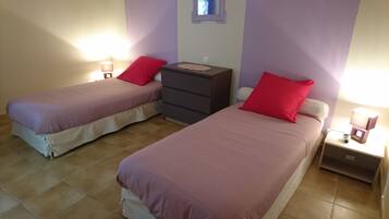 2 chambres, fer et planche à repasser, lit parapluie, Wi-Fi gratuit