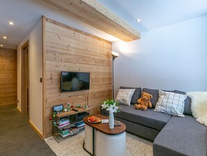 TV, stereo - Modern Apartment with WiFi, Dishwasher, and Balcony – Sleeps 5 in Val-d'Isère (Val-d'Isère)