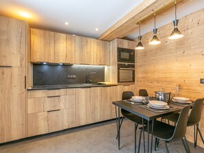 Dining - Modern Apartment with WiFi, Dishwasher, and Balcony – Sleeps 5 in Val-d'Isère (Val-d'Isère)
