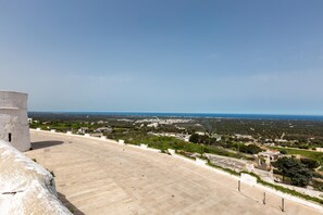 A terrace with a view of a coastal town and a clear sky. - 2812 Casa Degli Amici by Perle di Puglia (Ostuni)