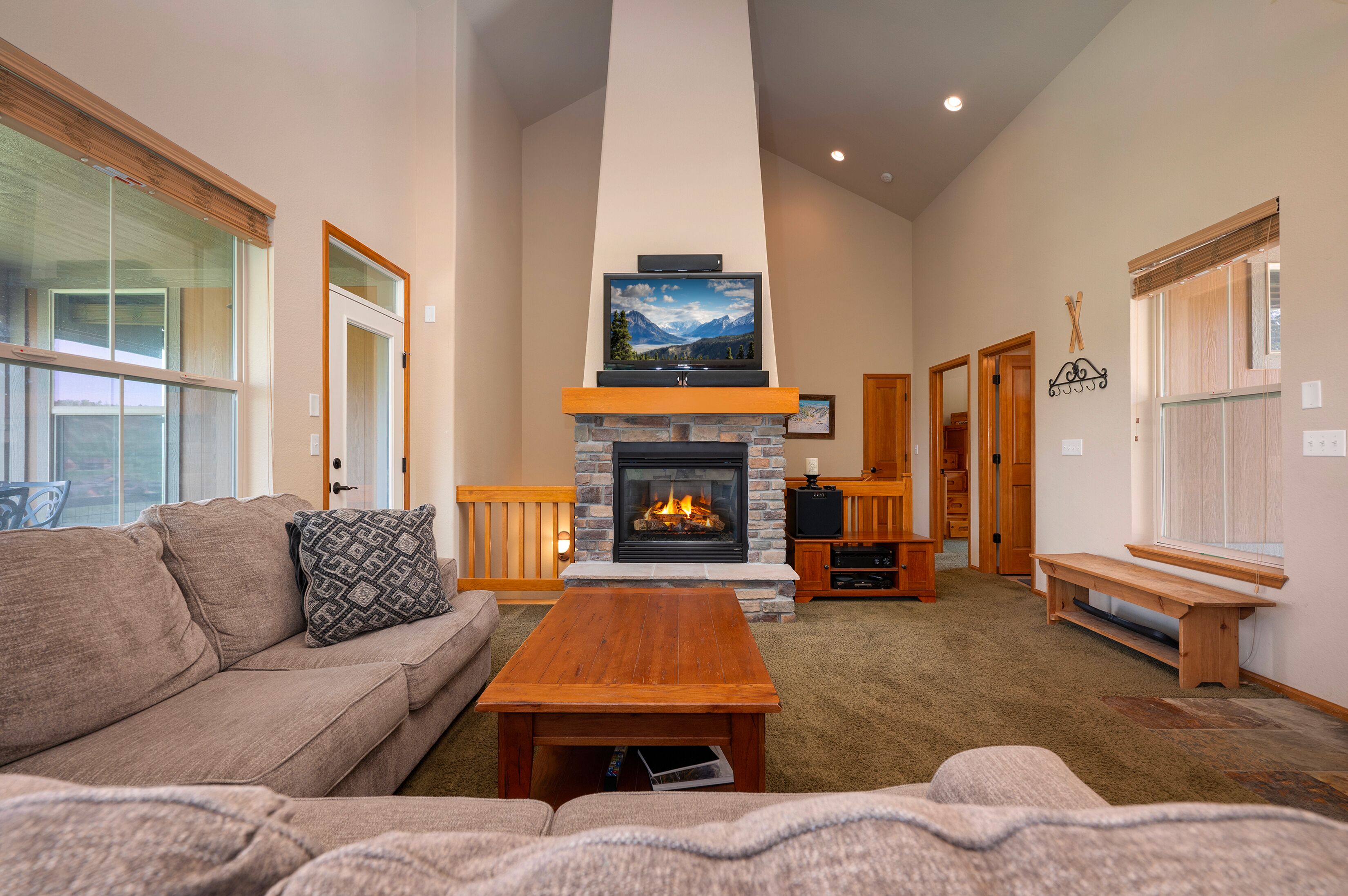 New! Peak View Retreat - 3bd/3ba Townhouse with Great Views and Short Walk to Granby Ranch