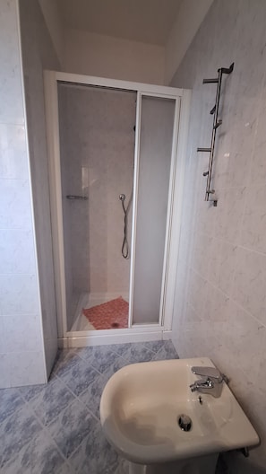 Shower, bidet, towels