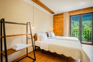 Individually decorated, individually furnished, desk, laptop workspace - Chalet Mestia (Mestia)