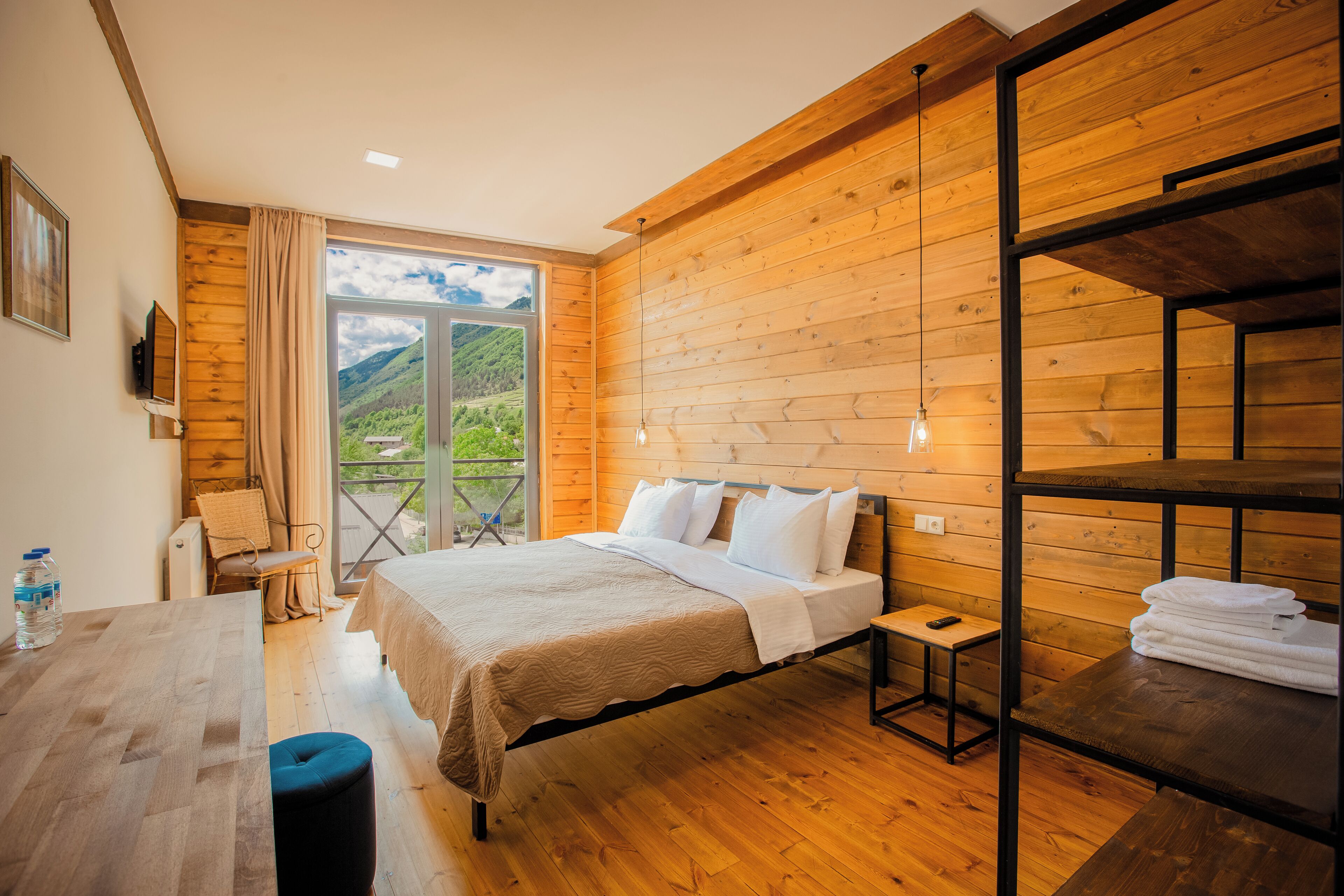 Habitación estándar doble, balcón | Decoración individual, mobiliario individual, escritorio