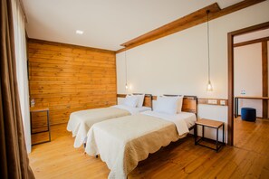 Individually decorated, individually furnished, desk, laptop workspace - Chalet Mestia (Mestia)