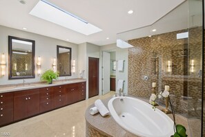 Shower, jetted tub, hair dryer, towels - Remarkable Estate with 360 degree views from Rooftop Deck (Palm Springs)