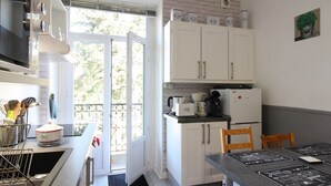 Cafetière/bouilloire, réfrigérateur, micro-ondes, four