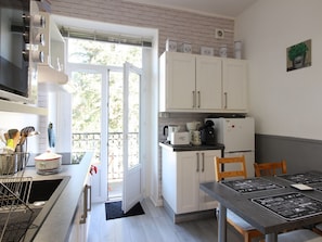 Fridge, microwave, oven, dishwasher - T2 bis apartment with balcony in La Bourboule center, near spa, 4 pers, Wifi (La Bourboule)