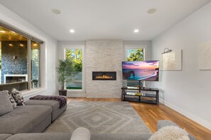 Smart TV, chimenea y futbolito 