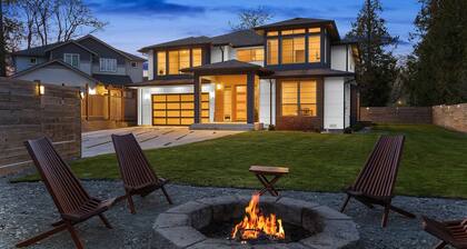 Spacious 5BR/3BA + Game room, Tacoma Home w/ Covered Deck & Fireplace