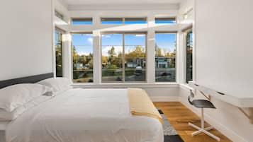 6 bedrooms, desk, iron/ironing board, travel crib