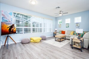 Smart TV, pebolim, mesa de pingue-pongue