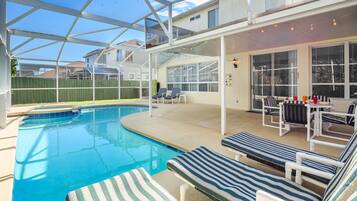 Alberca al aire libre y alberca climatizada