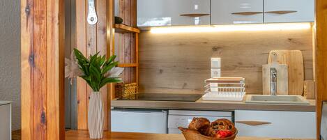 Køleskab, mikrobølgeovn, ovn, kogeplade