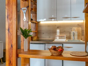 Frigorifero, microonde, forno, piano cottura