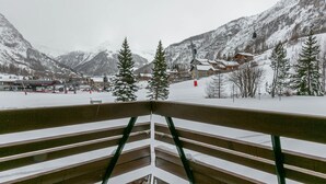A snow-covered mountain landscape with a ski resort in the background. - Spacious apartment with WiFi at the foot of the slopes - La Daille (Val-d'Isère)
