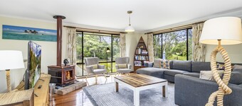 Narrow Neck Retreat - Two-Storey Brick Home, 4 Bedroom, Fireplace, A/C, Huge Bush Block