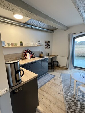 ثلاجة، موقد طهي مسطح، ماكينة لصنع القهوة/الشاي، غلّاية كهربائية