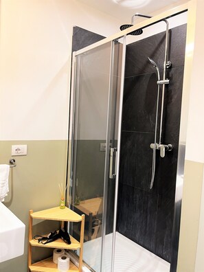 Shower, hair dryer, bidet, towels - APARTMENT 3 PANTHEON (Roma)