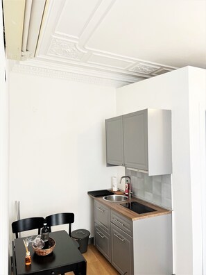 Réfrigérateur, four, plaque de cuisson, cafetiÚre/bouilloire