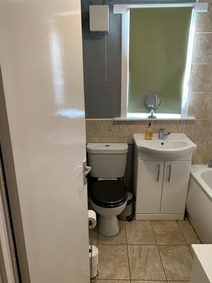 Ensemble douche/baignoire, sèche-cheveux