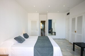 3 bedrooms, in-room safe, iron/ironing board, travel crib - Three bedroom apartment La Mairena Elviria (Ojen)