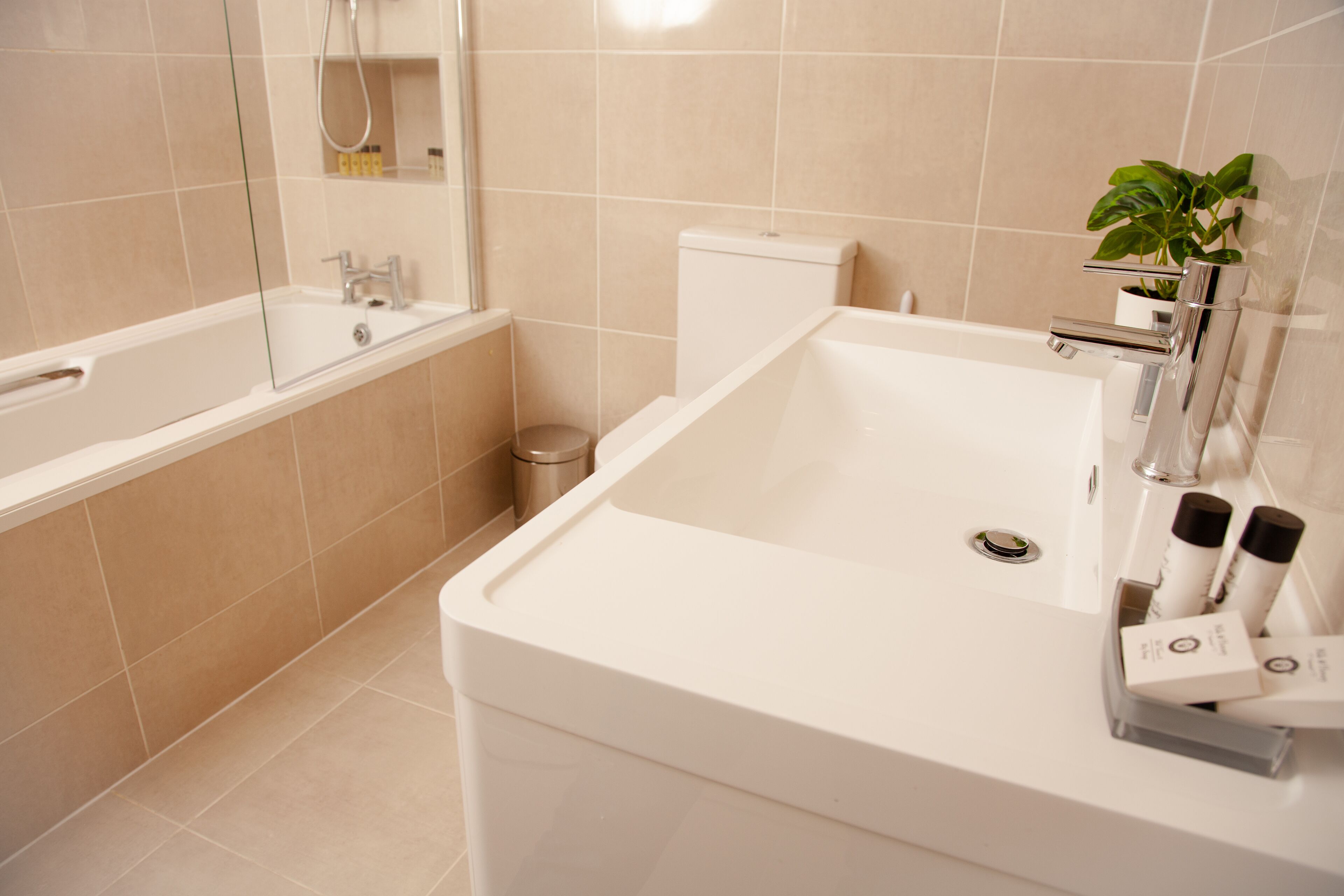 Un baño moderno con una bañera, un lavabo e inodoro.