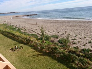 Sur la plage, chaise longue, serviettes de plage