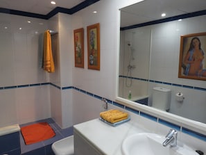 Ducha, secador de pelo, bidet, toallas