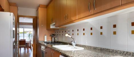 Mikroaaltouuni, uuni, astianpesukone, kahvin-/teenkeitin