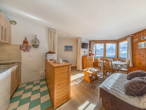 Interior - South studio ski-in/ski-out in Val-d'Isère, pets allowed (Val-d'Isère)