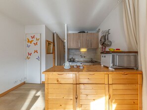 Fridge, coffee/tea maker, toaster