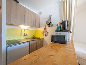 Fridge, coffee/tea maker, toaster