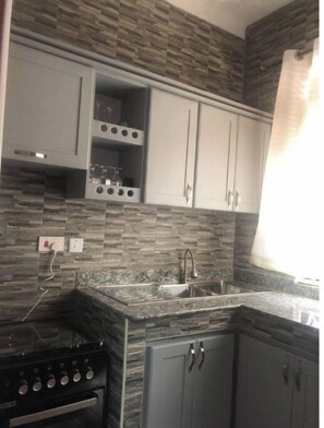 Kühlschrank, Ofen, Kochgeschirr/Geschirr/Besteck, Gewürze