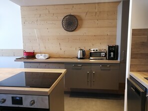 Réfrigérateur, four, plaque de cuisson, lave-vaisselle