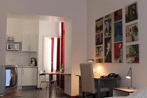 In-room safe, iron/ironing board, free WiFi, bed sheets - GLS Studio Hotel Berlin (Berlin)