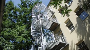 Un edificio de varios pisos con una escalera de caracol que conduce a las plantas superiores.