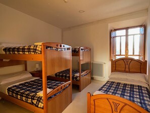 Familiekamer, gemeenschappelijke badkamer | Gratis wifi