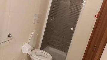 Single Room | Bathroom | Hair dryer, bidet, towels