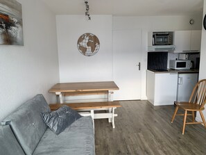 TV - Charming Ski-in/Ski-out Apt with Balcony, Sleeps 6, Access to Spassio Spa, Close to Amenities (Peyragudes)