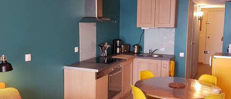 Coffee/tea maker, fridge, microwave, oven