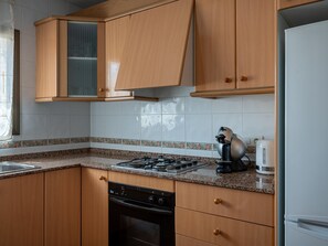 Mikroaaltouuni, uuni, liesi, kahvin-/teenkeitin