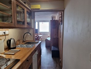 Réfrigérateur, micro-ondes, plaque de cuisson, lave-vaisselle