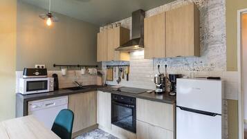 Frigorífic, microones, forn i placa de cuina