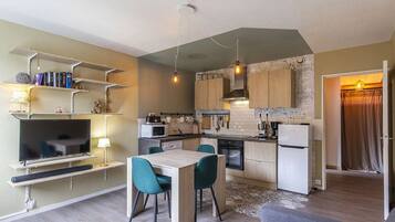 Réfrigérateur, micro-ondes, four, plaque de cuisson