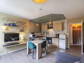 Fridge, microwave, oven, stovetop - Spacious 2BR Apt, Sleeps 8, Fully-Equipped Kitchen, Ski Locker (Gourette)