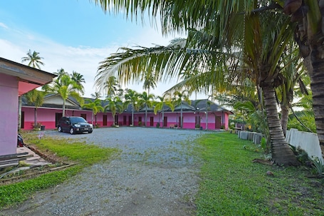 Front of property. OYO 90689 Chalet Kak Siti