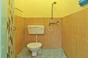 Deluxe-Doppelzimmer, 1 Queen-Bett | Badezimmer | Dusche, Handtücher