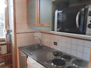 Réfrigérateur, micro-ondes, lave-vaisselle, cafetière/bouilloire