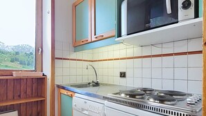 Cafetera y tetera, refrigerador, microondas y lavavajillas 